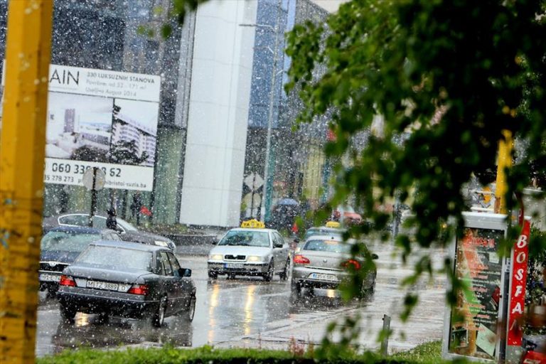 Snijeg prouzrokovao probleme poljoprivrednicima, poteškoće u odvijanju saobraćaja i nestanak struje u mnogim općinama TK