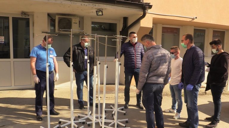 Omladinci iz Kalesije donirali infuzione stalke za JZU “Bolnica Zvornik” (VIDEO)
