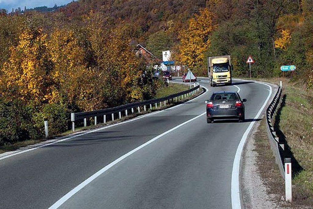 na vecini puteva u bih jutros su uslovi za voznju povoljni iz bihamnk-a upozoravaju vozace da se pridrzavaju propisa u saobracaju