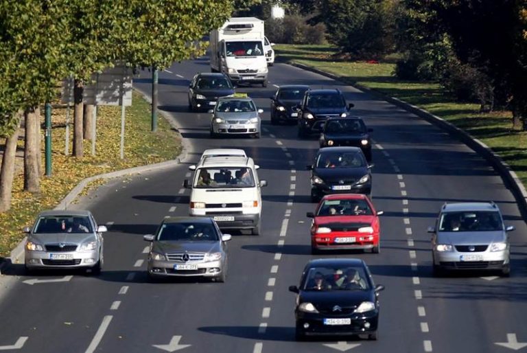 na putevima u bih saobraca se bez vecih poteskoca iz bihamk-a upozoravaju na mogucu pojacanu frekvenciju vozila u poslijepodnevnim sataima