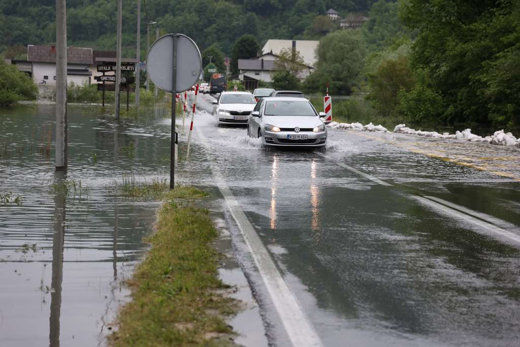 poplave kiša saobraćaj voda na putu