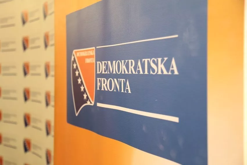 demokratska-fronta-df iz demokratske fronte lukavaca protive se pretvaranju grada u deponiju i rudarsku zonu u saopcenju iznijeli da nece dozvoliti odlaganje sljake iz te tuzla na podrucju lukavca i bilo kakvo kopanje ruda na ovom podrucju