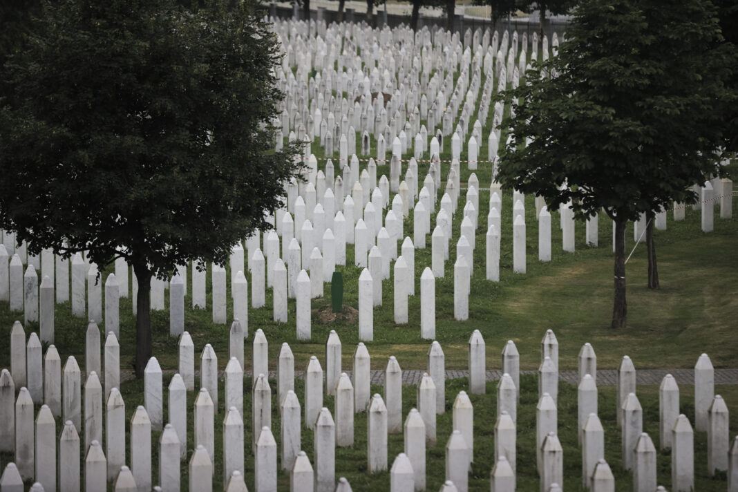 u parizu ce 11 jula povodom 30 godisnjice genocida u srebrenici biti otkriven spomenik zrtvama ovog velikog zlocina pocinjenog u juku 1995 godine
