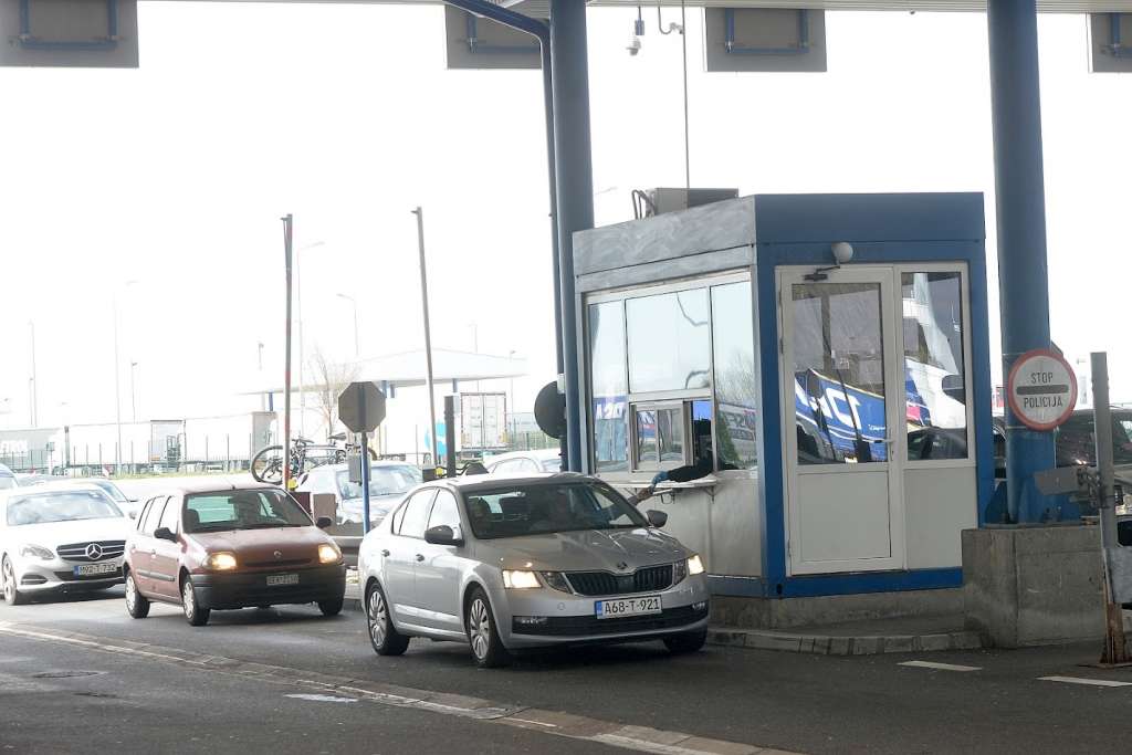 na granicnim prelazima kratkotrajna zadrzavanja uslovi za voznju povoljni na vecini putnih pravaca u bih