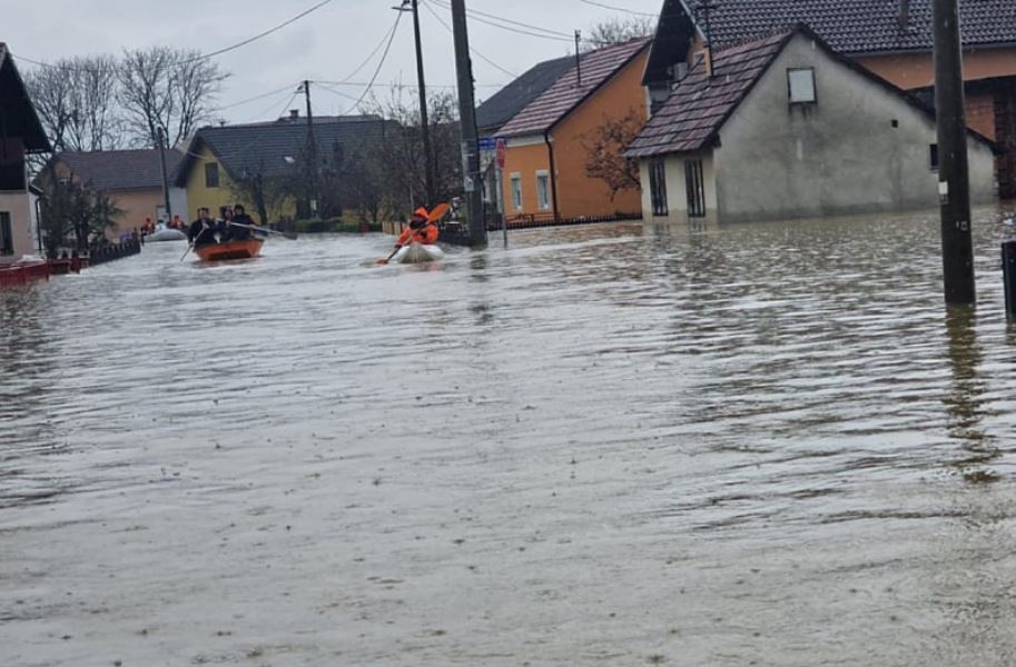 alarmantno stanje nezapamcene poplave u prijedoru poplavljeno oko 600 objekata evakuisani stanovnici iz dvije mjesne zajednice