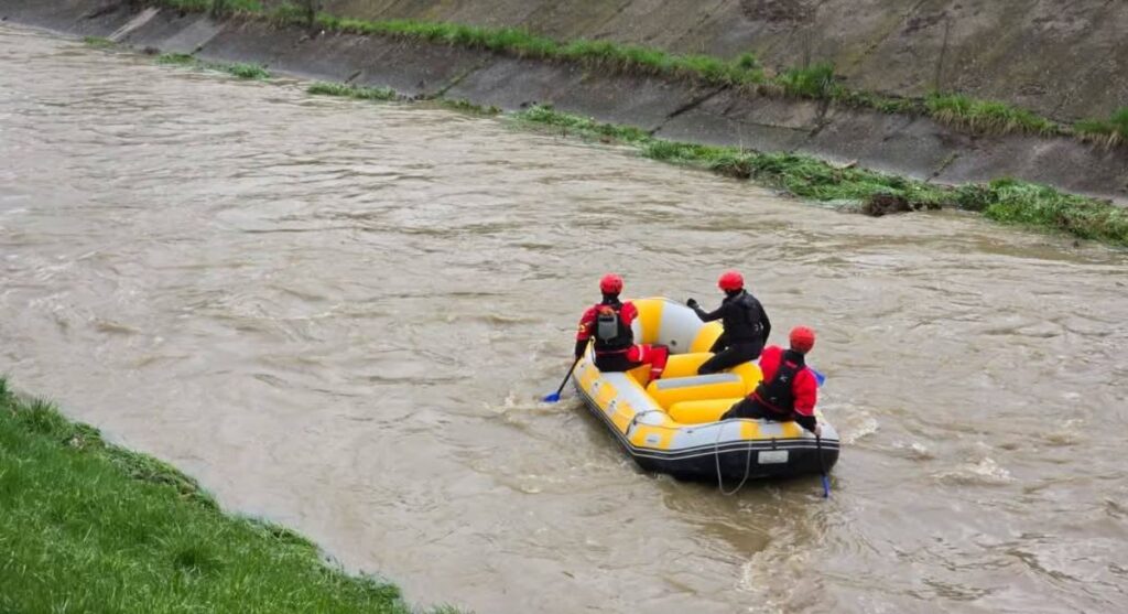 danas nastavak potrage za policajcem i bjeguncem koji su u srijedu nestali u nabujaloj rijeci jali vrsit ce se pretraga od bcc-a do uljevanja jale u sprecu