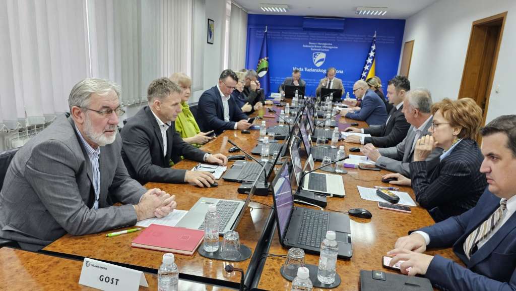 vlada tuzlanskog kantona na današnjoj sjednici dala je prethodnu saglasnost na prijedlog odluke o utvrđivanju uvjeta, kriterija i postupka dodjele sredstava za sufinansiranje programa koji doprinose ostvarivanju općih interesa i strateških ciljeva u naučnoistraživačkom radu ovog kantona