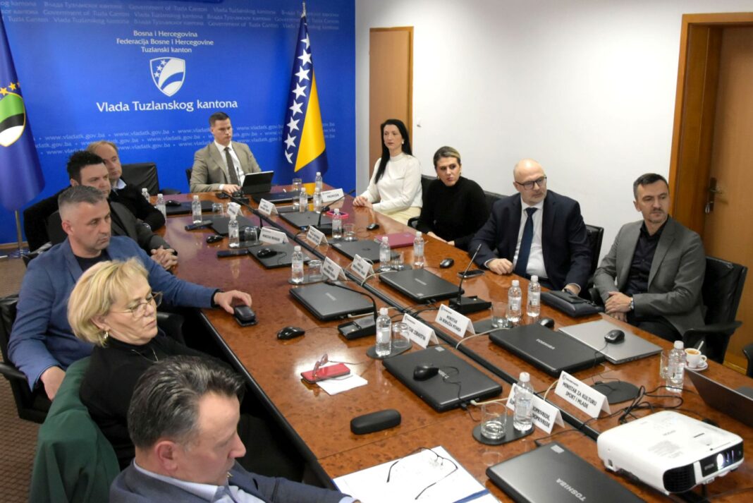 predstavnici univerziteta u tuzli danas su članovima vlade tk predstavili data centar, projekat koji je logičan nastavak na projekat informaciono – tehnološkog parka kampusa univerziteta u zuzli