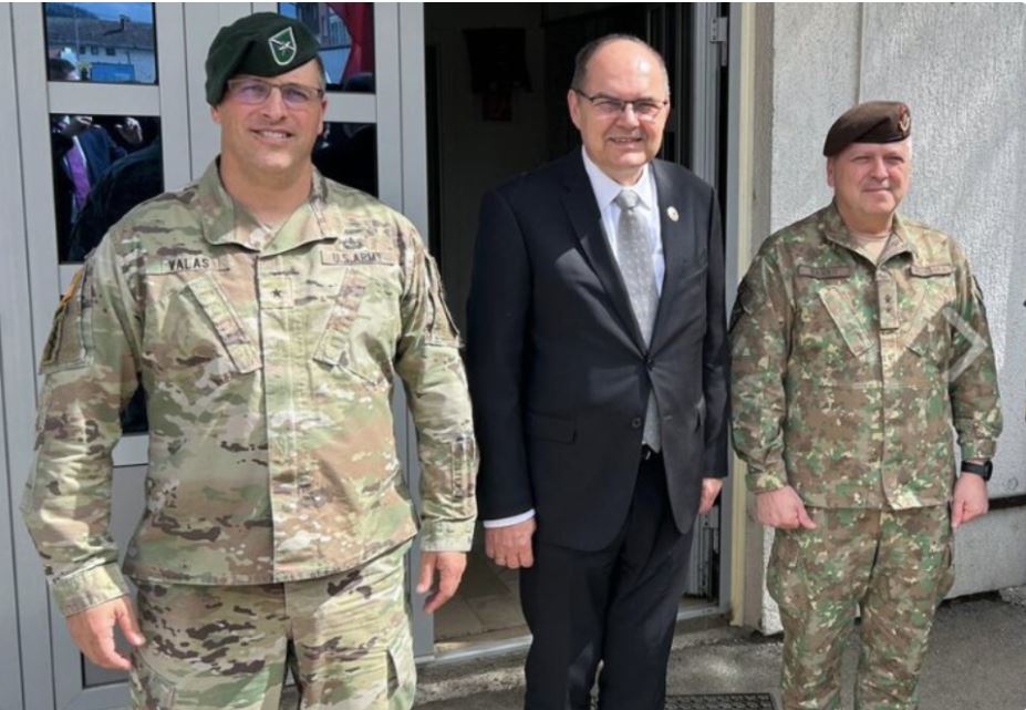 visoki predstavnik u bih christian schmidt i nekoliko ambasadora odrzali su sastanak sa lokalnom upravom i rukovodstvom memorijalnog centra potocari u srebrenici