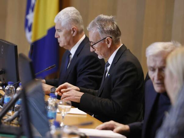 dom naroda parlamentarne skupštine bosne i hercegovine danas je na sjednici, po hitnom postupku, usvojio zakon o dopuni zakona o plaćama i naknadama u institucijama bih