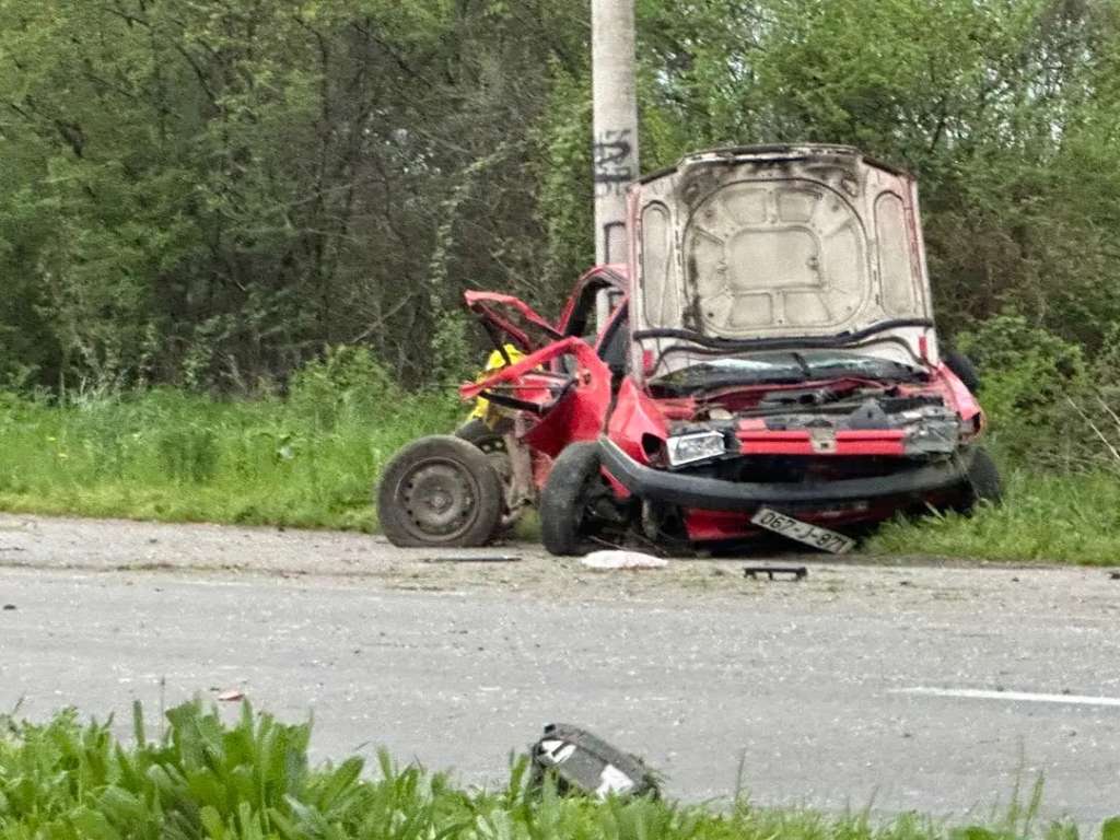 uteskoj saobracajnoj nesreci na magistralnom putu bijeljina brcko u mjestu brezovo polje smrtno su stradale dvije osobe dok su tri osobe tesko povrijedjene