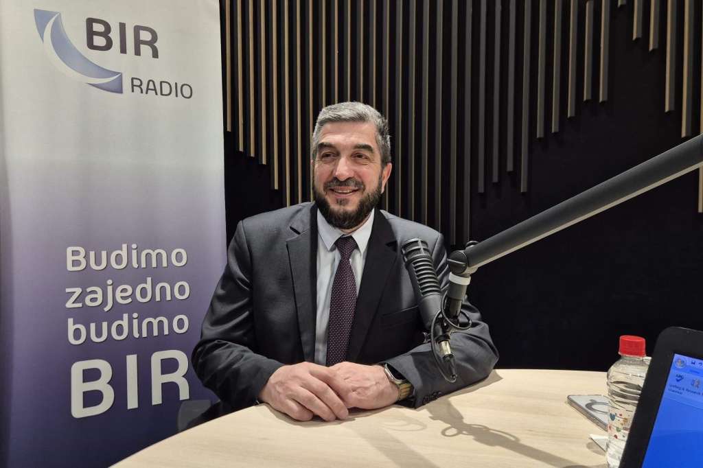 rukovodilac ureda za had i umru rijaseta islamske zajednice bih dzevad hadzic govoreci o pripremama za hadz istakaoje da je bih medju prvim zemljama koje zavrsavaju proces viziranja hadzija