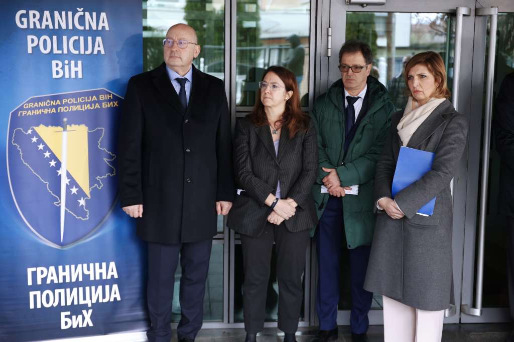 ministarstvo vanjskih poslova italije u sklopu projekta jacanja sistema upravljanja migracijama u bih doniralo je granicnoj policij bih vrijednu opremu
