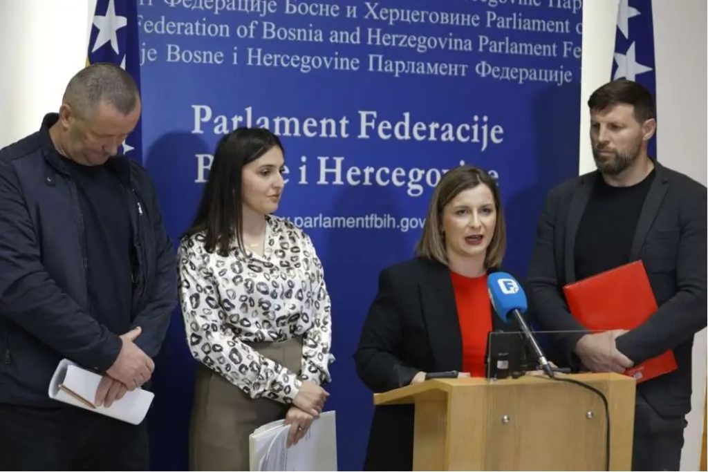 sjedištu Parlamenta Federacije Bosne i Hercegovine počela je javna rasprava o Nacrtu zakona koji bi u slučaju da ga odobre oba doma propisao doživotnu mjesečnu finansijsku naknadu zaslužnim sportistima u Federaciji BiH