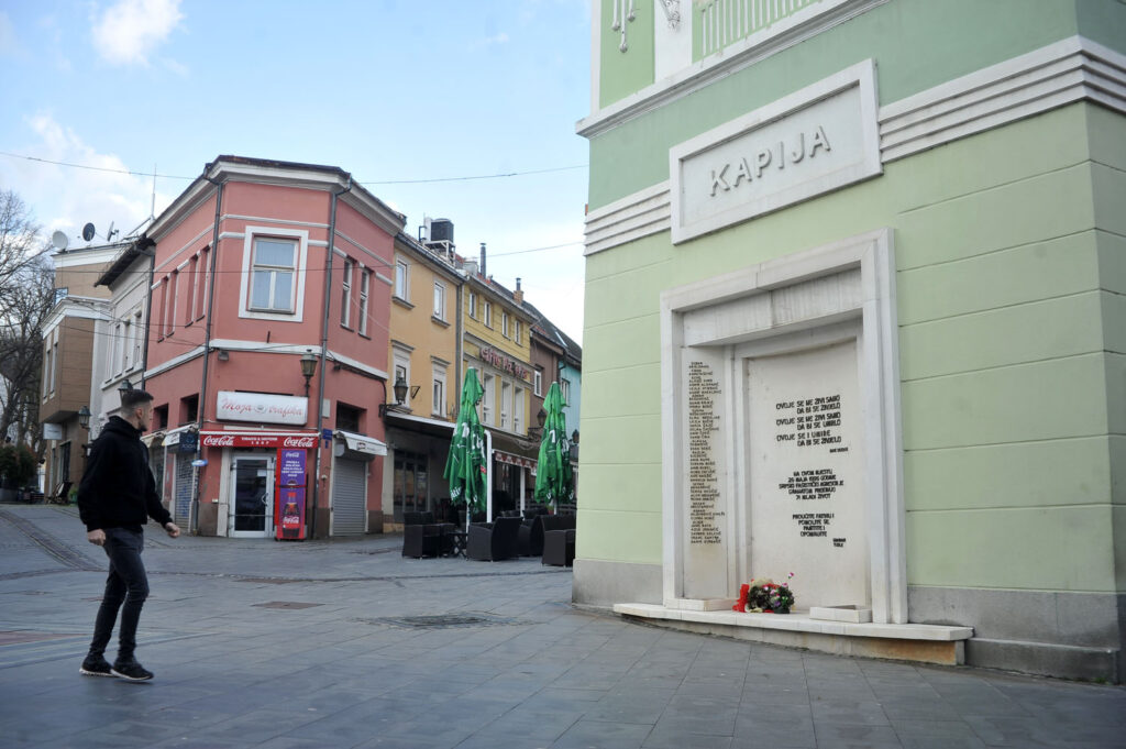 u nedjelju na podrucju tk proglasen dan zalosti povodom obiljezavanja komemoracije zlocina na kapiji