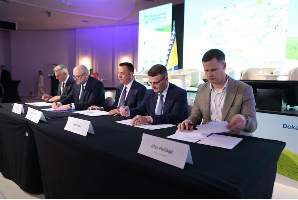 memorandum o saradnji projektu realizacije gasifikacije tk potpisali su ispred vlade fbih vedran lakic i ispred vlade tk irfan halilagic