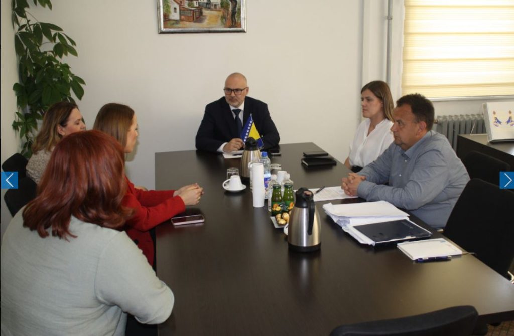 ministar obrazovanja i nauke tk ahmed omerovic sastao se danas sa predstavnicima udruzenja srce za djecu oboljelu od raka gdje su razgovarali o obrazovanju djece na lijecenju