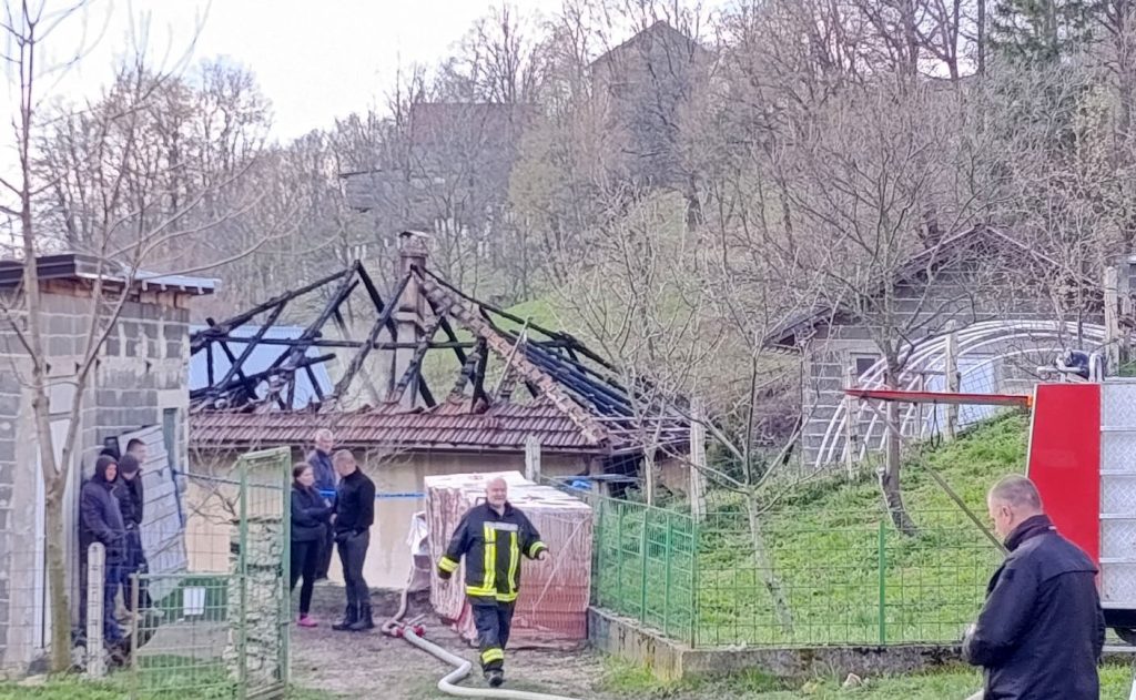 muskarac kod travnika nakon svadje sa suprugom zapalio kucu u kojoj su se nalazili punica supruga i djeca troje povrijedjenih prevezeni u bolnicu