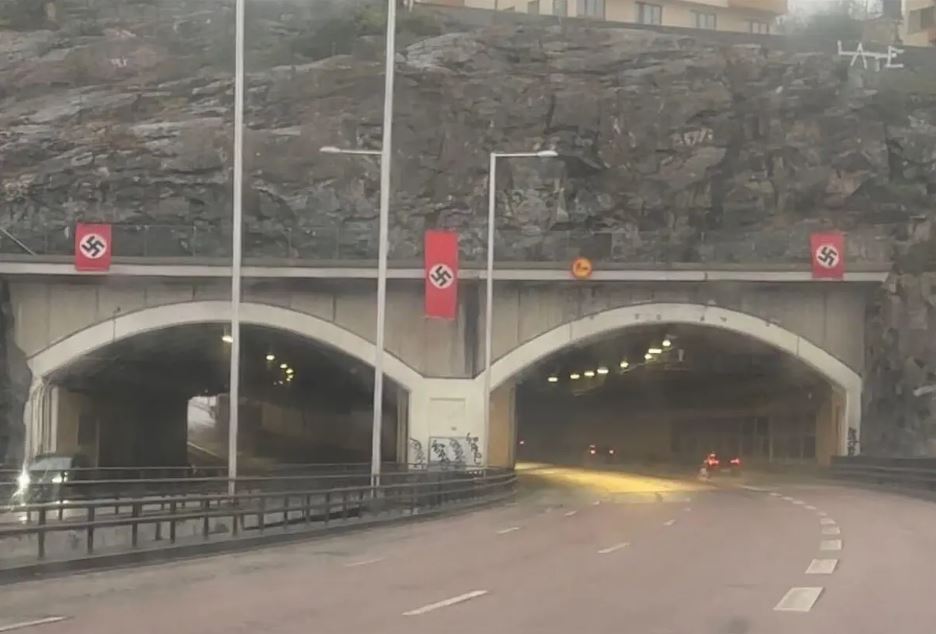 na autoputu u stockholmu na dan hitlerovog rodjendana osvanule nacisticke zastave