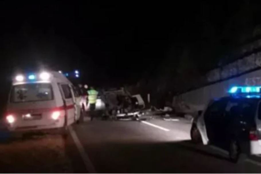 u teskoj nesrecoi na putu trebinje . dunbrovnik koja se dogodila sinoc poginuo mladic cetiri osobe povrijedjene