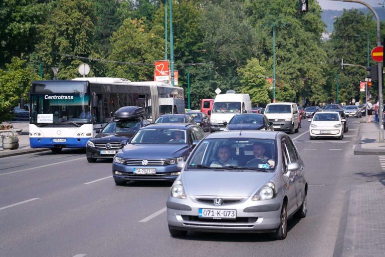 na putevima u bih ocekuje se pojacana frekvencija vozila uslovi za saobracaj uglavnom povoljni