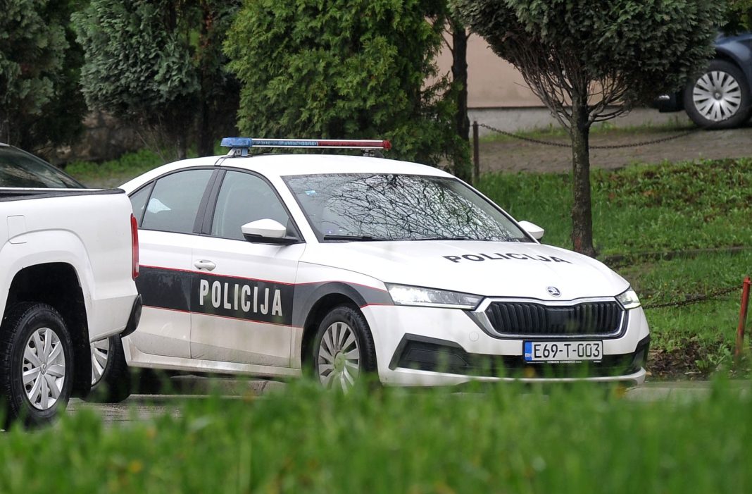 jucer je u jednoj osnovnoj skoli u tuzli doslo do incidenta kada je dvanaestogodisnji ucenik prijetio vrsnjaku da ce ga napasti hladnim oruzjem slucaj prijavljen policiji