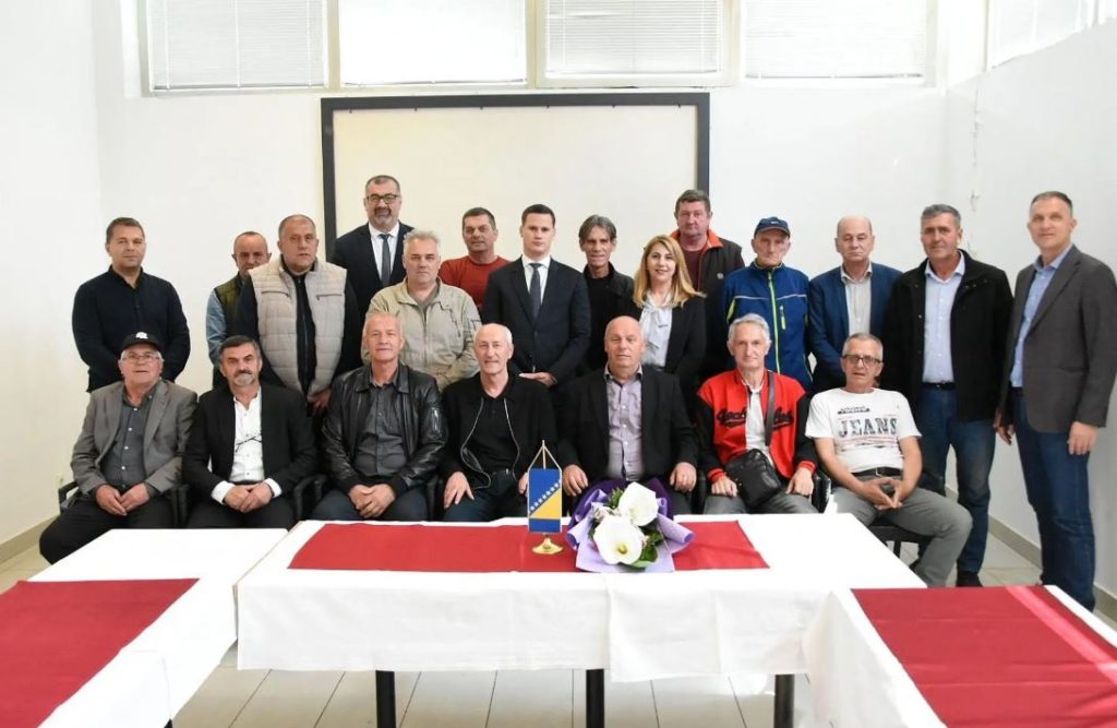 predsjednistvo saveza demobilisanih boraca tk na svecanoj sjednici danas je urucilo plakete sa zlatnim ljiuljanom predsjedniku skupstine tk zarku vujovicu, premijeru tk irfanu halilagicu i ministrici za boracka pitanja tk senadi dizdarevic