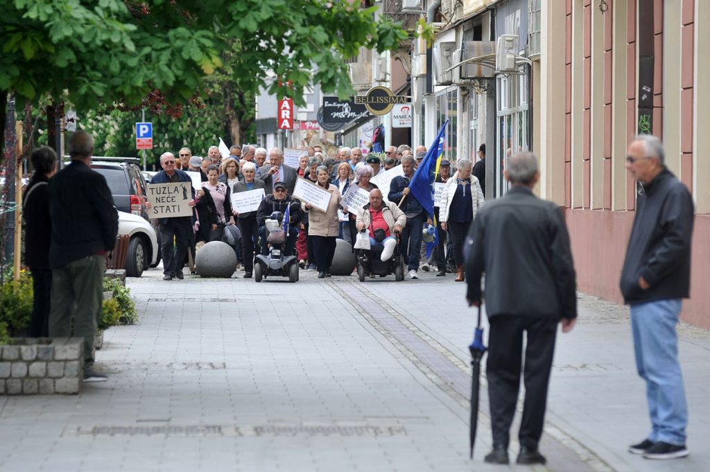 u organizaciji nove penzionerske/umirovljenicke stranke penzioneri su danas u tuzli odrzali novi protest