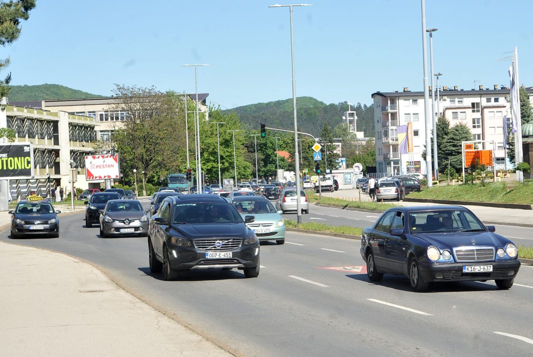 tokom praznika i vikenda u bih se ocekuje pojacan promet vozila iz bihamka upozoravaju vozace da se pridrzavaju propisa u saobracaju