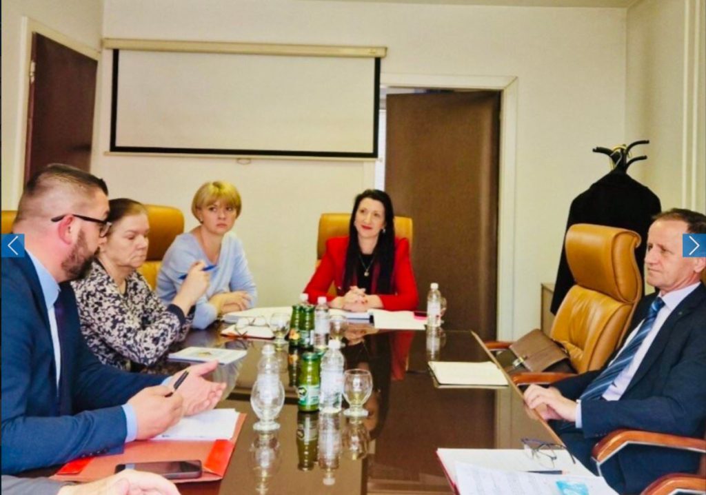 ministrica pravosuđa i uprave tuzlanskog kantona nataša marošević, sa saradnicima, održala je radni sastanak sa predsjednikom općinskog suda u srebreniku muhamedom vejzovićem i gradonačelnikom grada srebrenik adnanom bijelićem, a tema sastanka bila je dogradnja zgrade u kojoj je smješten općinski sud u srebreniku