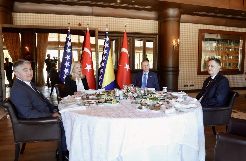 clanovi predsjednistva bih danas su se u antaliji sastali sa predsjednikom turske erdoganom komsic izjavio da je za turske zvanicnike neosporna zastita teritorijalnog integriteta i suvereniteta bih