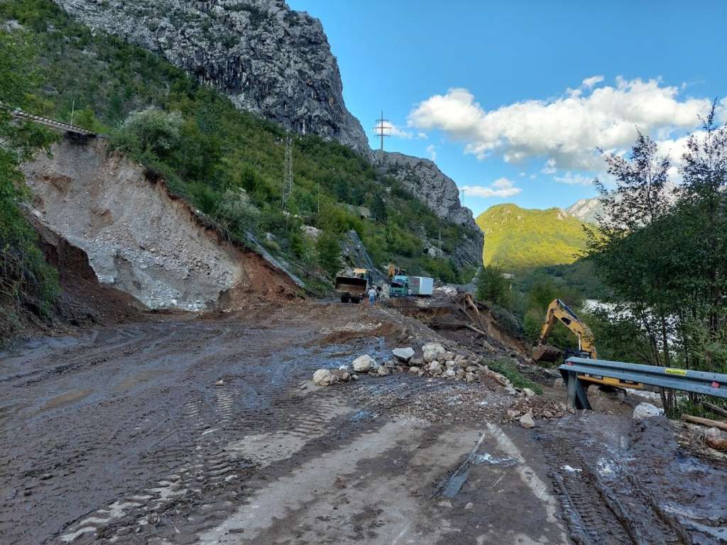 brojene su dionice gdje je zbog klizista i radova izmjenjen rezim saobracaja u visim predjelima kolovoz je mokar i moguca je poledica