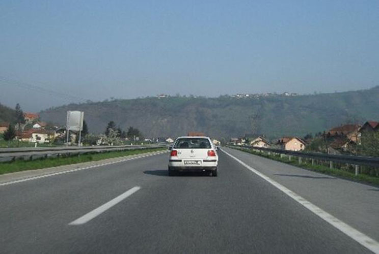 jutros na vecini putnih pravaca u bih kolovoz suh formirane velike kolone vouzila na granicnim prelazima na izlazu iz bih