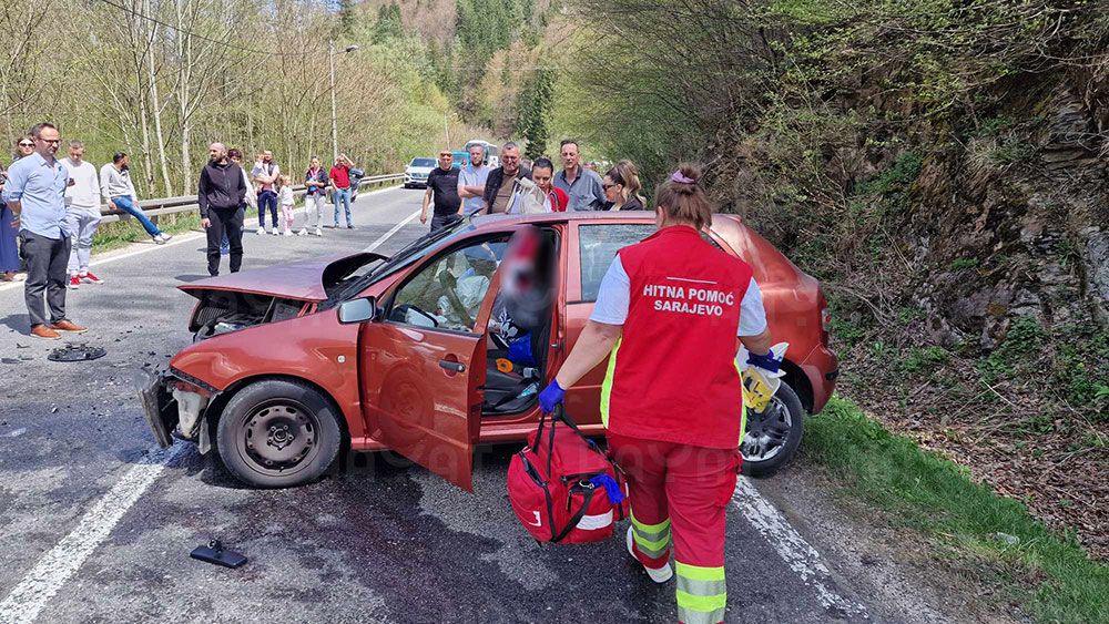 teska nesreca u kojoj su povrijedjene tri osobe dogodila se u mjestu srednje kod sarajeva saobracaj je na ovoj dionici u potpunosti obustavljen