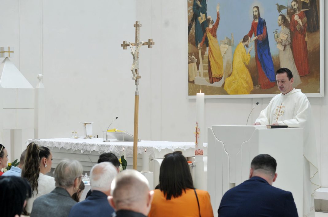 u franjevackom samostanu sv petra i pavla u tuzli sluzena uskrsnja misa koju je predvodio fra zeljko nikolic gvardijan ovog samostana pred velikim brojem vjernika