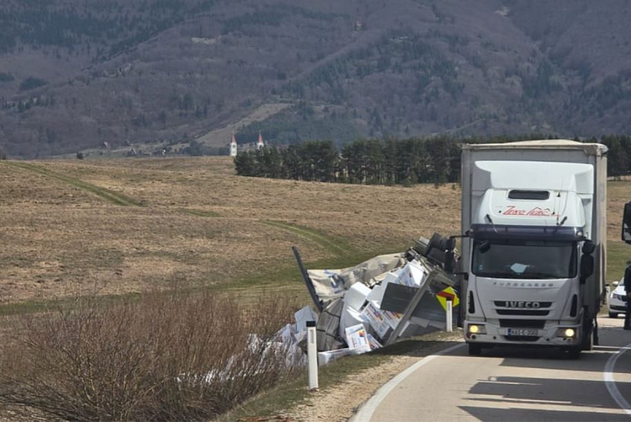 usljed jakih udara vjetra na kupresu se prevrnuo kamion vozaci preko livade zaobilaze mjesto nesrece
