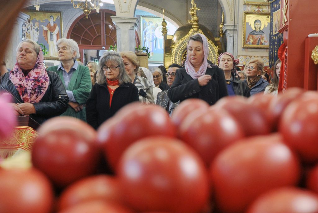 U Sabornom hramu “Uspenja Presvete Bogorodice” u Tuzli jutros je održana vaskršnja liturgija koju je predvodio svećenik Miloš Trišić