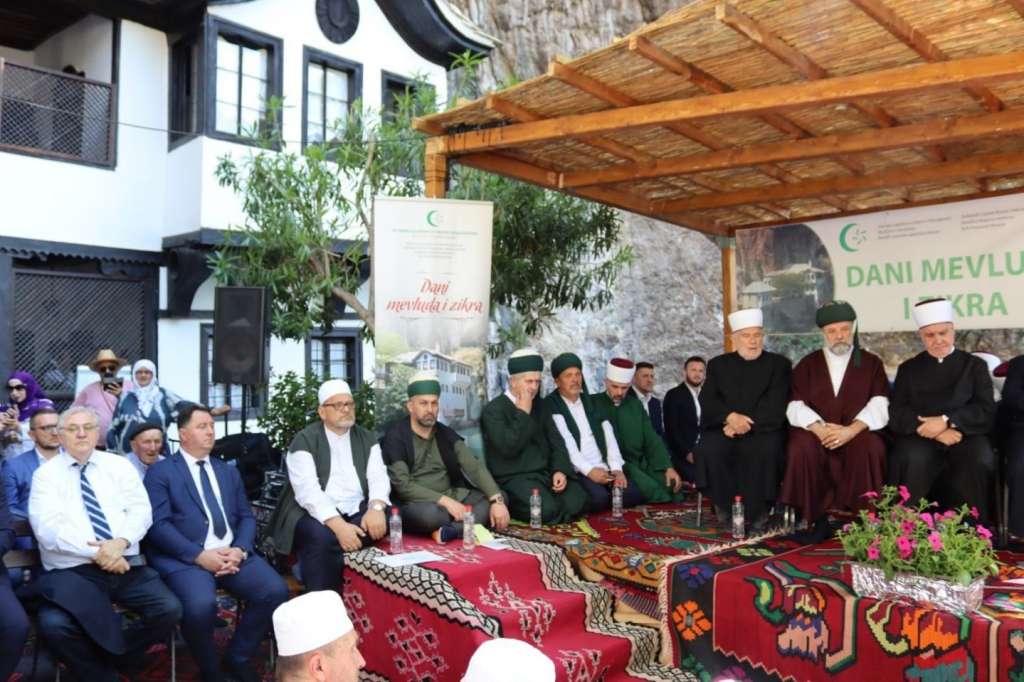 Središnji program 50. jubilarne manifestacije "Dani mevluda i zikra" danas je u prisustvu nekoliko desetina tisuća vjernike iz svih krajeva Bosne i Hercegovine održan ispred Blagajske tekije na Vrelu Bune