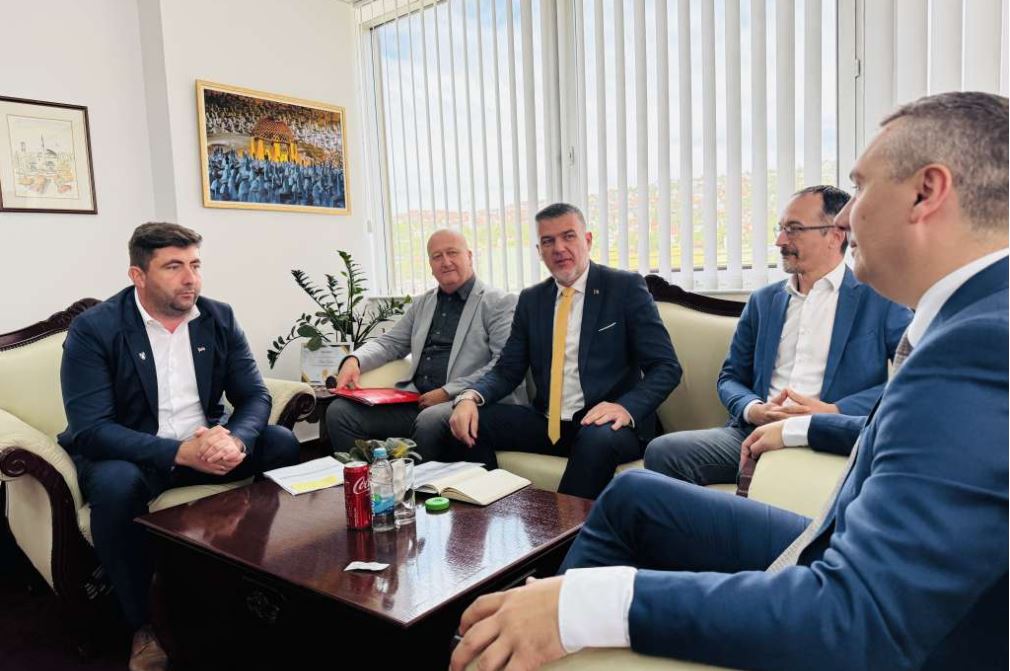 federalni ministar raseljenih osoba i izbjeglica nerin dizdar sastao se sa gradonacelnikom bijeljine ljubisom petrovicem a tema sastanka je bila realizacija infrastrukturnih projekata u povratnickim sredinama na pof+drucju ovog grada