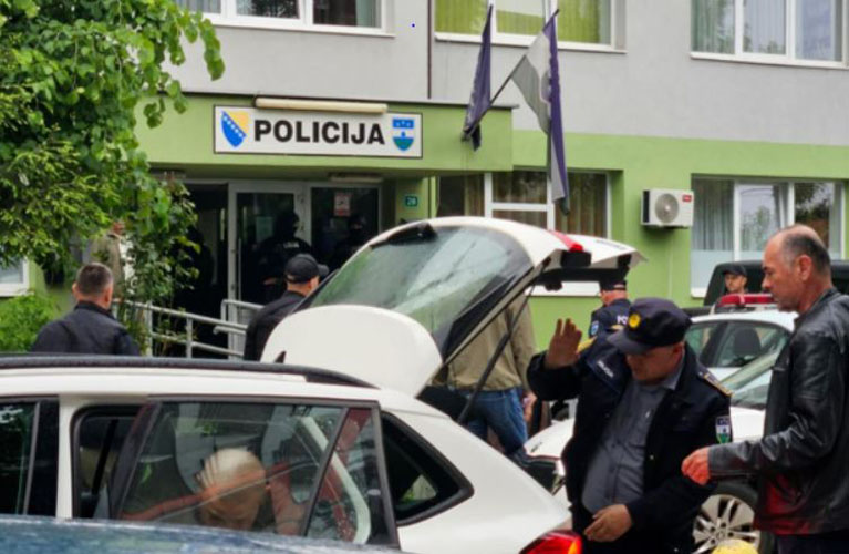 fup od jutors provodi akciju u sanskom mostu gdje se vrse pretresi na vise lokacija a prema nezvanicnim informacijama osumnjiceni su io neki od sluzbenika policije radi primanja mita od jedne velike firme sa podrucja usk