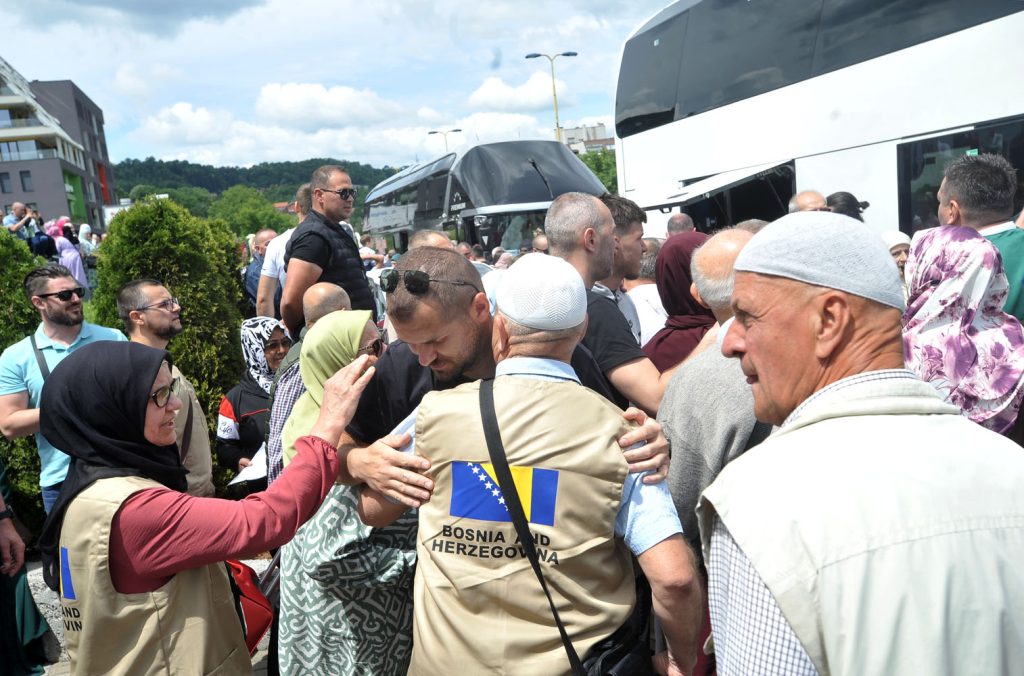 danas su ispred dzamije kralja abdulaha u tuzli vjernici ispraceni na hadz s podrucja tuzlanskog muftijstva otputovalo je 448 vjernika