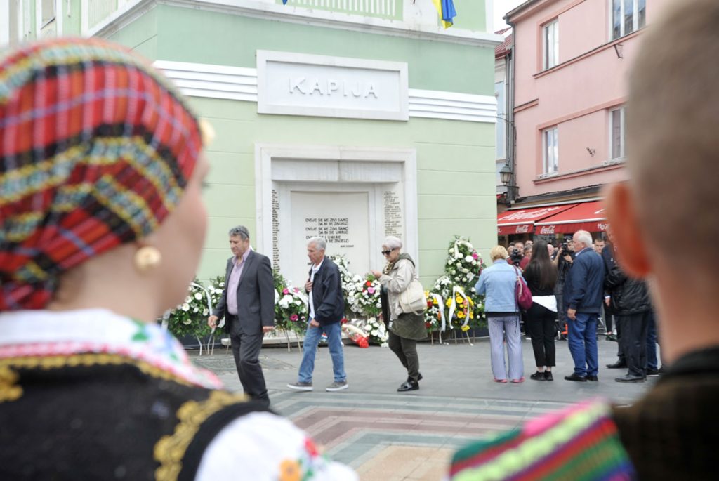 povodom trideset godisnjice od zlocina na na kapiji danas je na spomen obiljezju slana banja i u centru grada tuzla na mjestu gdje je pocinjen zlocin obiljezena komemoracija
