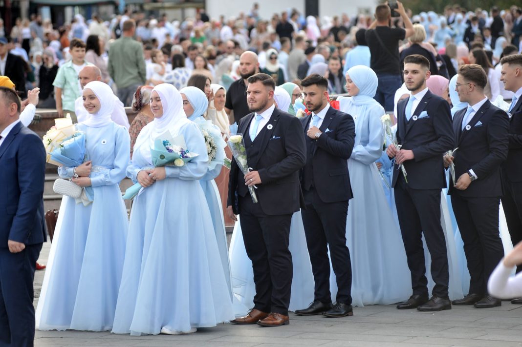 maturanti behrambegove meddrese tradicioonalno prosetali tuzlanskim ulicama nakon okoncanja obrazovanja u ovoj instituciji