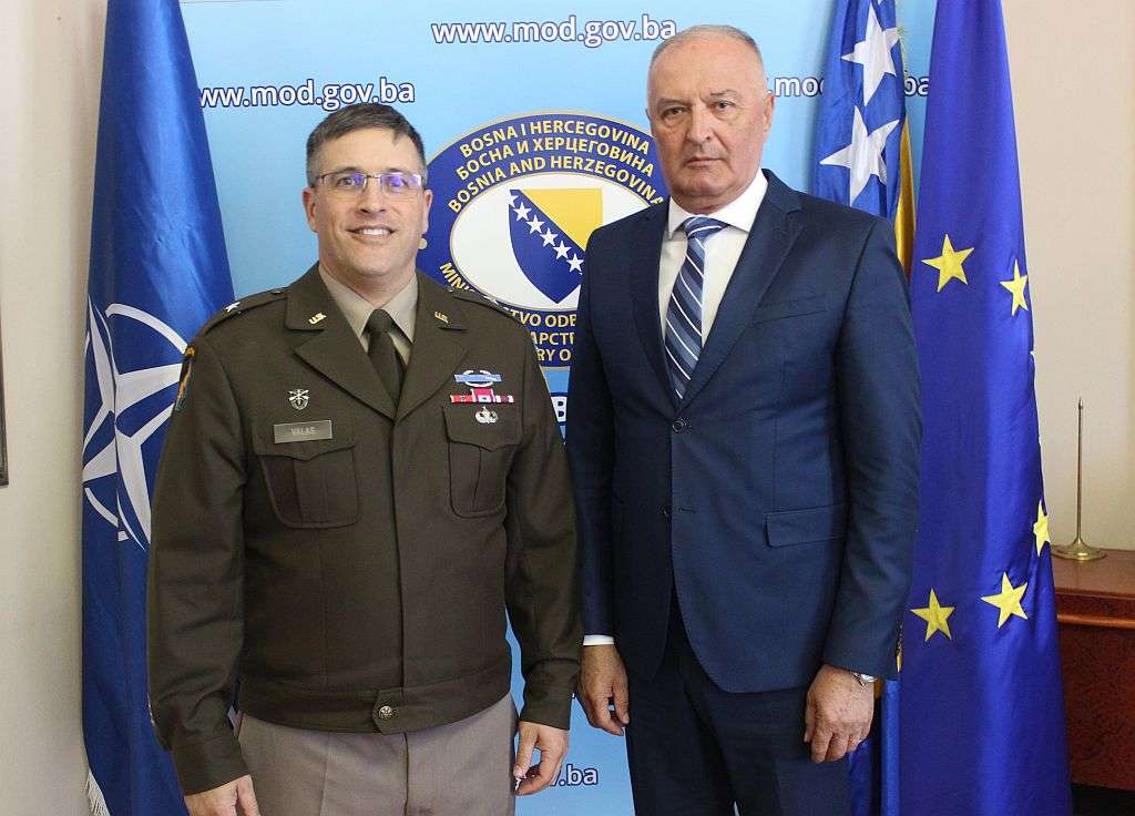 ministar odbrane bih zukan helez primio je danas u sluzbenu posjetu komadanta nato staba sarajevo americkog brigadnog generala mathewa valacea
