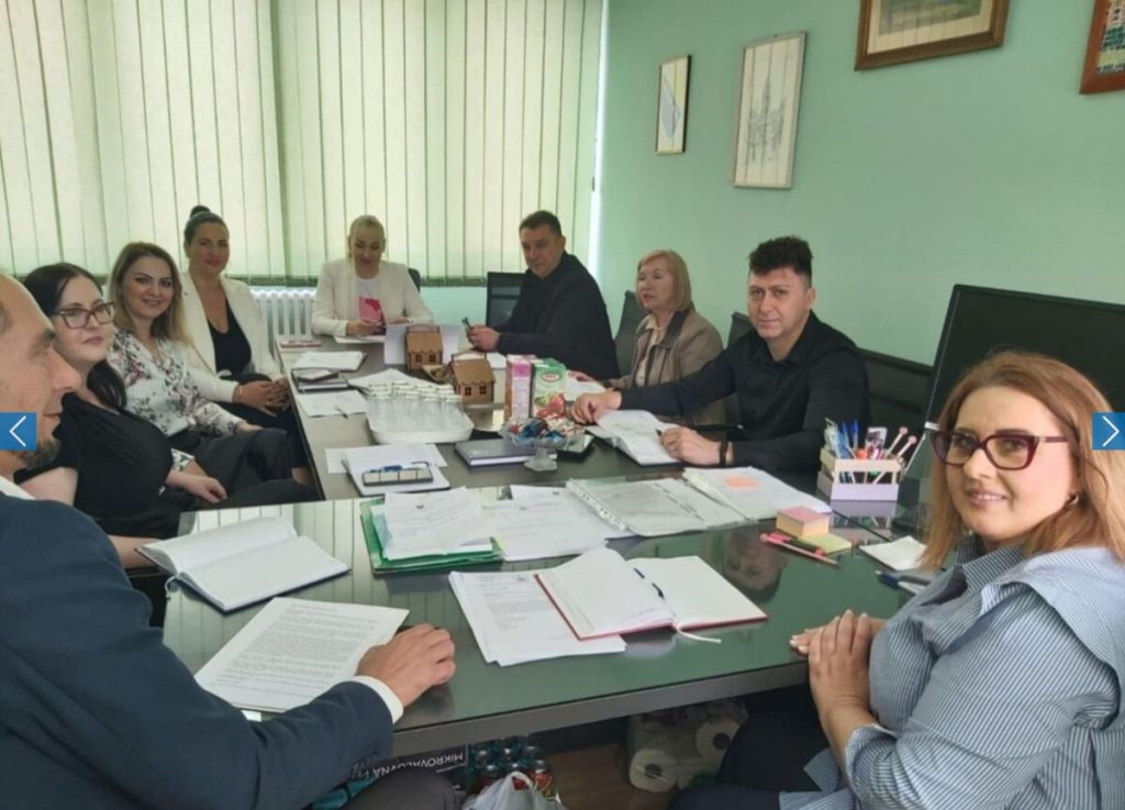 u saradnji sa ministarstvom za rad socijalnu politiku i povratak tk domza nezbrinutu djecu tuzla organizovao je okrugli sto o uspostavi dnevnog centra za djecu