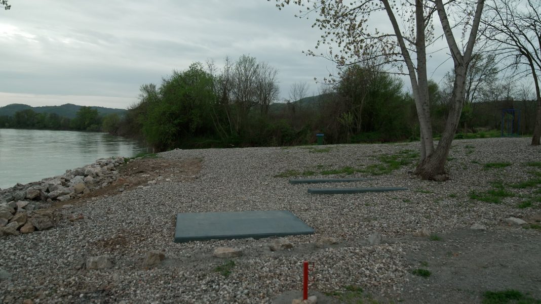 izgradnja plaze u kozluku planirana je na obali drine u blizini mjesta gdje je pronadjena masovna grobnica sa tijelima ubijenih srebrenicana jula 1995 godine