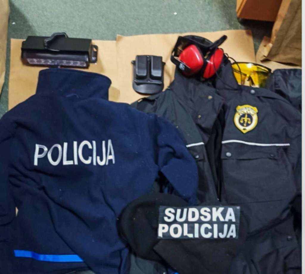 istarzitelji odsjeka kriminalisticke policije i sluzbenici ps bihac tokom pretresa porodicne kuce automobila pomocnih objekata kod muskarca u bihacu pronadjene policijske uniforme