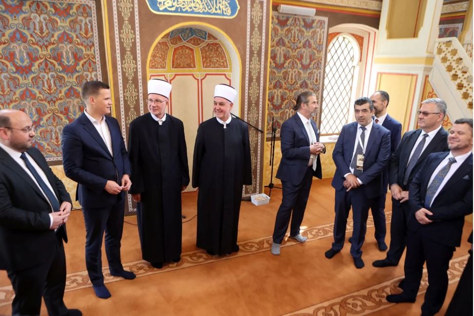 veliki broj visokih zvanica nazocio je danasnjem otvaranju rekonstruisane sarene dzamije u tuzli a medju njima i premijer tk irfan halilagic