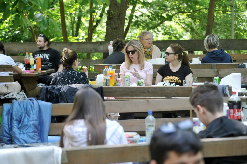 veliki broj tuzlaka prvomajski praznik provodi na izletistu ilincica gdje vlada dobro raspolozenje uz rostilj raznjeve i druzenje