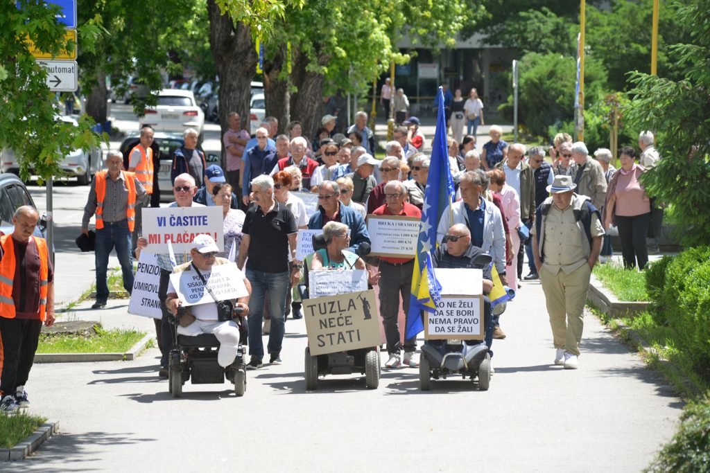 penzioneri odrzali jos jedan protest u tuzli uputili zahtjeva nadleznim